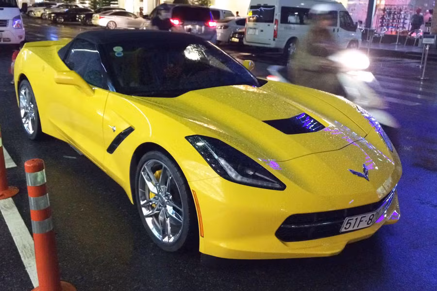 Nối gót chiếc C7 đầu tiên tại thị trường Việt Nam, siêu xe Chevrolet Corvette C7 Stingray thứ 2 sau hai tháng cũng nhanh chóng ra biển trắng thu hút sự quan tâm của giới chơi xe tại Việt Nam.