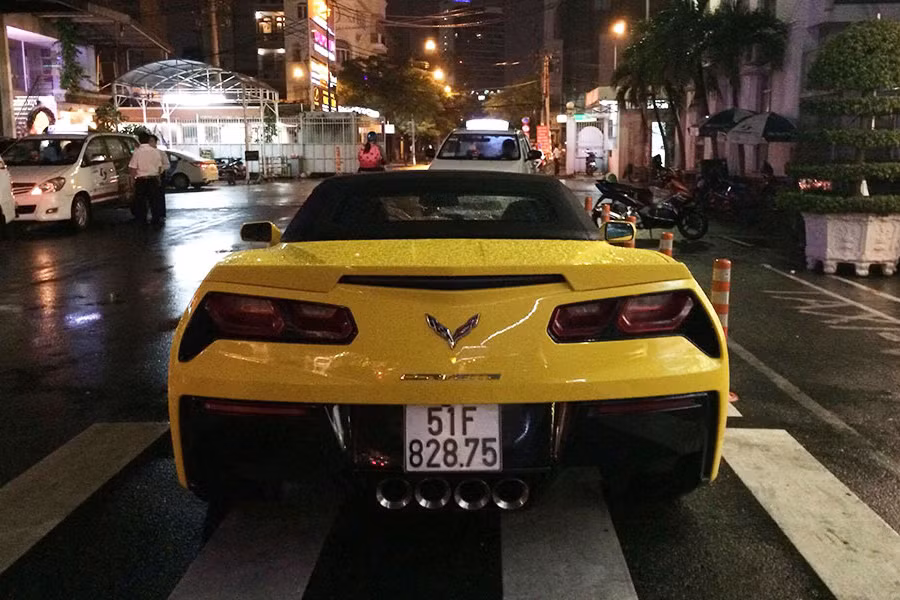 Chevrolet Corvette C7 Stingray được trang bị nhiều tính năng an toàn như hệ thống chóng bó cứng phanh ABS, cân bằng điện tử, kiểm soát lực kéo TCS mọi tốc độ, kiếm soát độ bám đường ở tốc độ cao (PTM) hay chống trượt vi sai cầu sau điện tử, cảnh báo áp suất lốp (TPMS), camera lùi cùng túi khí trước và bên hông.