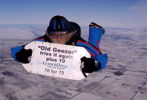 Larry Ekstrom đến từ Michigan đã kỷ niệm sinh nhật lần thứ 70 của mình vô cùng độc đáo và ý nghĩa bằng cách thực hiện 70 cú nhảy dù để quyên góp từ thiện. 