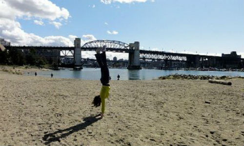 Nữ sinh viên Julie Durmont, người Canada thực hiện một kiểu làm từ thiện quái dị, đó là "trồng cây chuối" hàng ngày trong suốt 12 tháng.