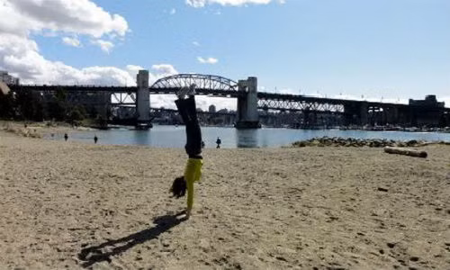 Nữ sinh viên Julie Durmont, người Canada thực hiện một kiểu làm từ thiện quái dị, đó là "trồng cây chuối" hàng ngày trong suốt 12 tháng.