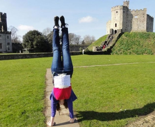 Mục đích quyên góp tiền của Julie Durmont là để xây dựng sân chơi dành cho trẻ em tại Uganda.