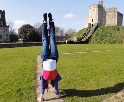 Mục đích quyên góp tiền của Julie Durmont là để xây dựng sân chơi dành cho trẻ em tại Uganda.