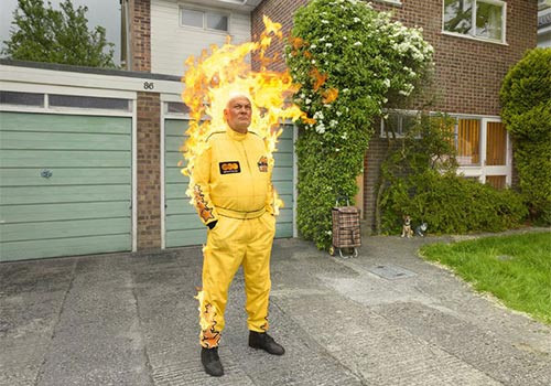 Nam diễn viên đóng thế huyền thoại nước Anh Rocky Taylor đã tái diễn lại hành động đốt cháy mình trong bộ phim Death Wish 3 nhằm thuyết phục mọi người để lại trong di chúc một món quà cho các tổ chức từ thiện.