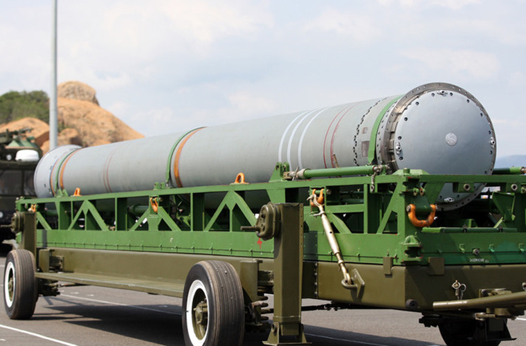 Hầu như các vũ khí Việt Nam nhận từ Nga giai đoạn 2014-2015 đều liên quan tới lĩnh vực hải quân gồm các tên lửa chống hạm cho tàu mặt nước và tàu ngầm, ngư lôi... Ảnh: Ống phóng chứa tên lửa đối hải trong lễ duyệt đội ngũ Hải quân Nhân dân Việt Nam năm 2015.