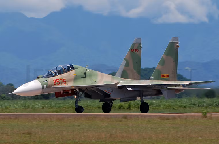 Nga cũng bàn giao 8 máy bay tiêm kích đa năng Su-30MK2 hiện đại cho KQND Việt Nam trong giai đoạn này.