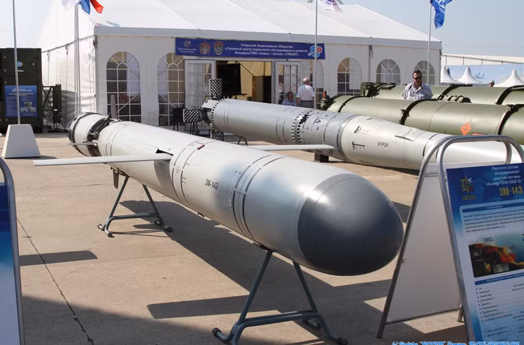 Trong đó, 3M-54E là tên lửa chống hạm tốc độ siêu âm có tầm bắn đến 220km, còn 3M-14E là tên lửa hải đối đất có tầm bắn 300km.