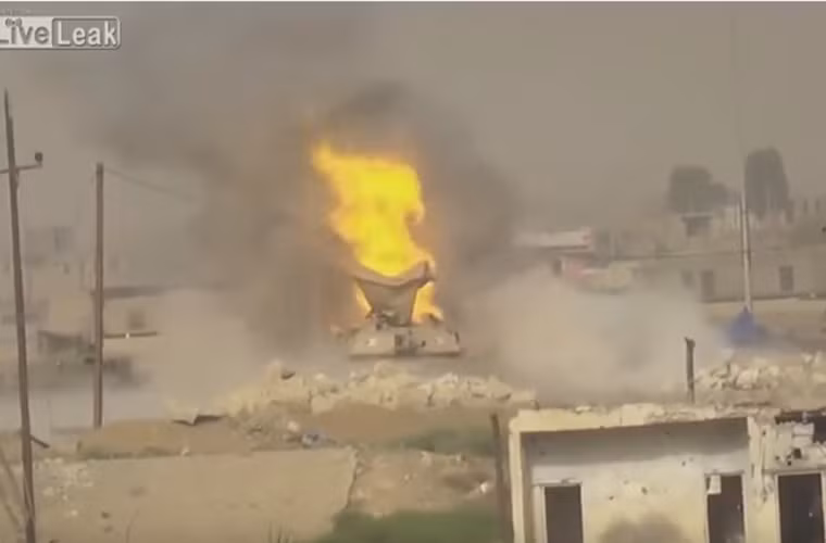 Trong khi xe tăng T-90A của Nga trang bị cho Quân đội Syria an toàn trước tên lửa chống tăng TOW do Mỹ sản xuất thì Abrams lại bị hủy diệt một cách khủng khiếp nhất trước tên lửa Nga. Ảnh: Xe tăng Abrams bị tên lửa Metis-M1 (Nga sản xuất) xuyên phá, kích nổ thùng đạn bên trong gây ra vụ cháy lớn bốc cao phát ra từ trong xe.