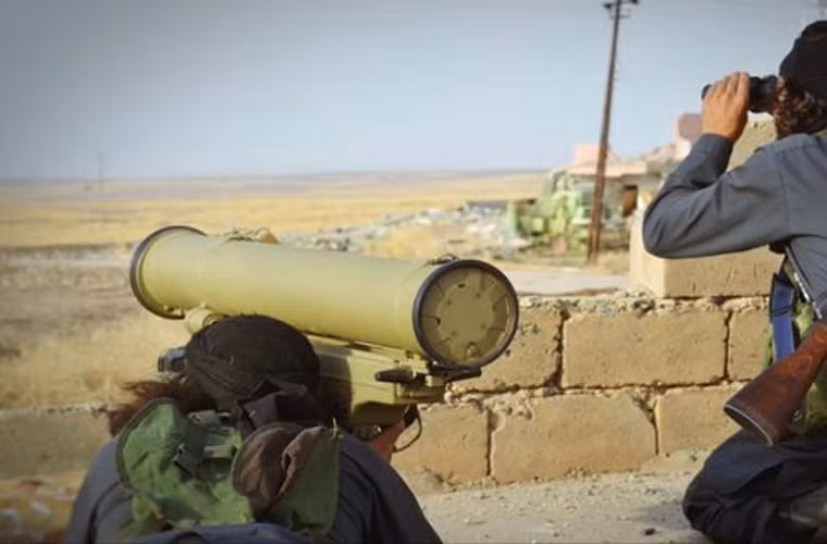 Phiến quân IS hiện được cho là sở hữu nhiều vũ khí chống tăng mạnh mẽ của Nga, trong đó đáng gờm nhất là tổ hợp tên lửa 9K115-2 Metis-M (xuyên giáp dày 900-950mm sau ERA, tầm bắn 80m tới 2km, dẫn đường qua dây) và 9K135 trang bị tên lửa chống tăng 9M133 Kornet (tầm bắn 100-5.500m, xuyên giáp đồng nhất dày 1.000-1.200mm sau ERA).