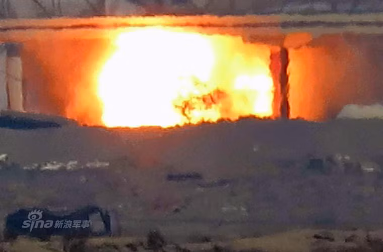 Quả đạn tên lửa chống tăng đánh trúng chiếc xe tăng M1 Abram. Có vẻ như cỗ xe tăng hiện đại nhất nước Mỹ đã bị xuyên thủng giáp, tạo nên vụ nổ khủng khiếp.