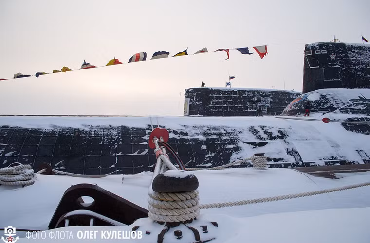 Với lượng giãn nước toàn tải khi nổi lên tới 24.500 tấn, khi lặn tới 48.000 tấn, dài 175m lớp tàu ngầm Typhoon được xem là tàu ngầm lớn nhất trong lịch sử loài người.