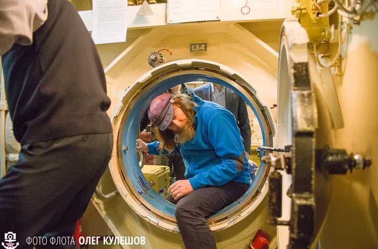 Dù có lượng giãn nước tương đương tàu sân bay hạng trung, nhưng cũng chỉ cần 160 người để vận hành con tàu này. Ảnh: Một thành viên đoàn thám hiểm Bắc Cực đang đi qua các lối đi dọc tàu ngầm.