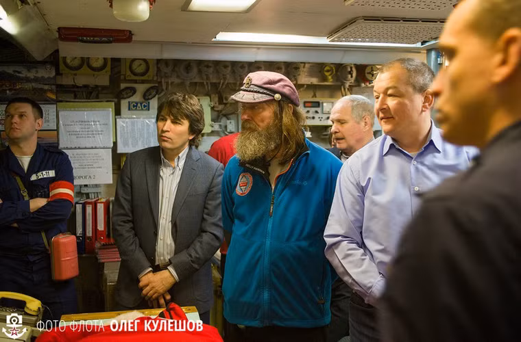 Dù đã ngừng hoạt động nhưng tàu ngầm luôn có một đội thủy thủ làm nhiệm vụ bảo quản, vận hành một số máy móc bên trong tàu.