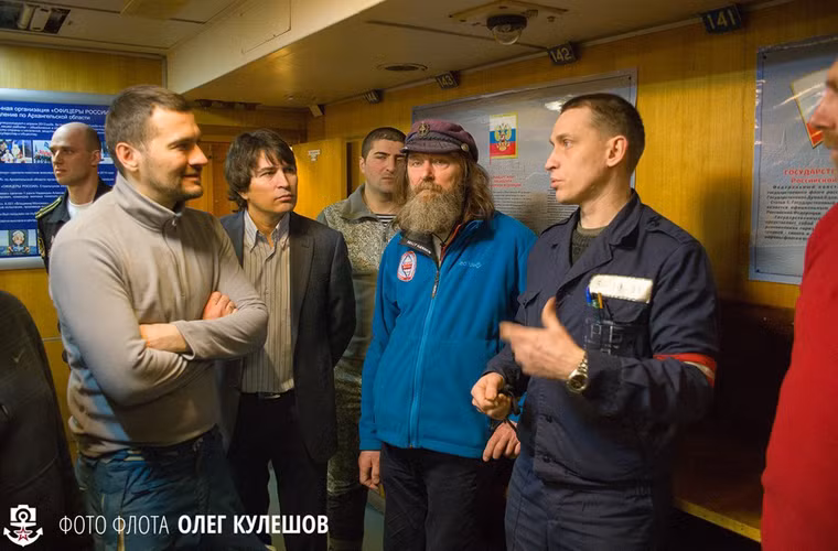 Nghe thủy thủ tàu giới thiệu.