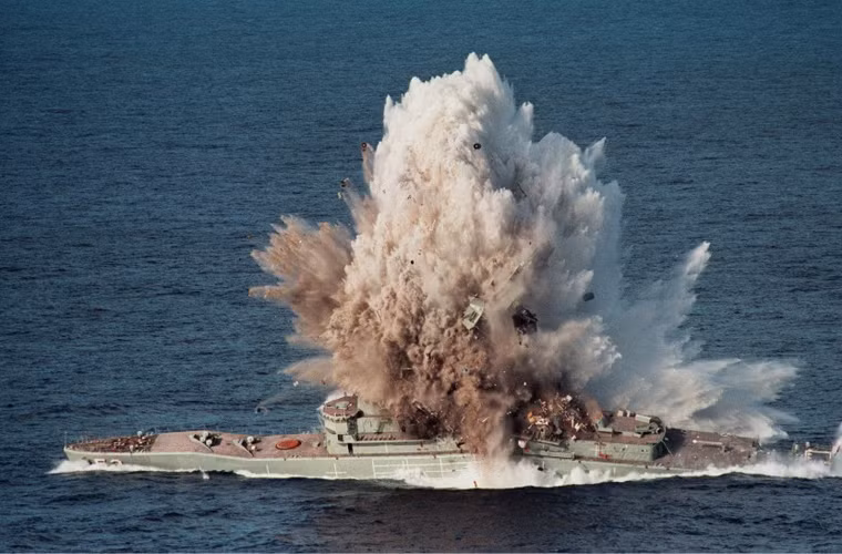 Cả một vùng nước bắt tung lên trời bởi sức nổ khủng khiếp của quả ngư lôi Mk 48.