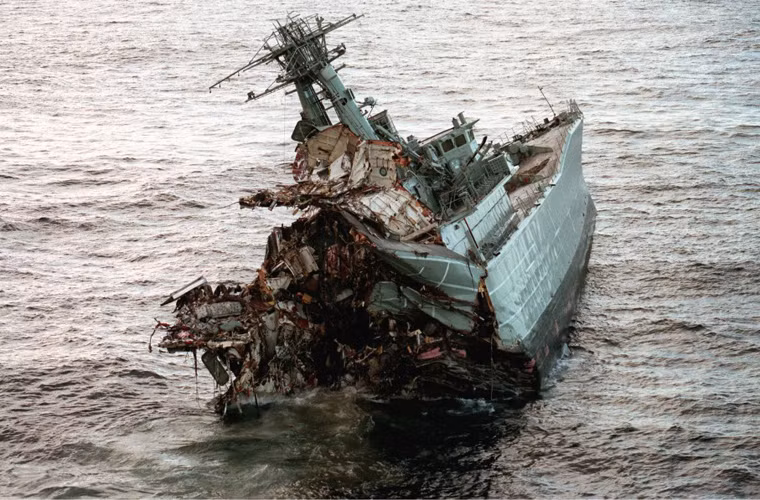 Không có lời nào để tả bên trong chiếc tàu chiến xấu số trúng ngư lôi.