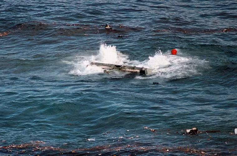 HMS Torrens chìm hẳn chỉ sau vài phút trúng đạn.