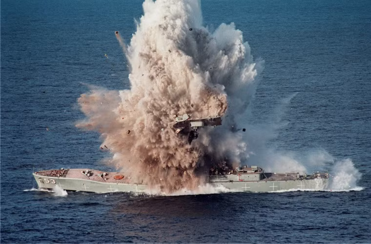 Một phần thượng tầng của con tàu gần 3.000 tấn bị ném lên trời.