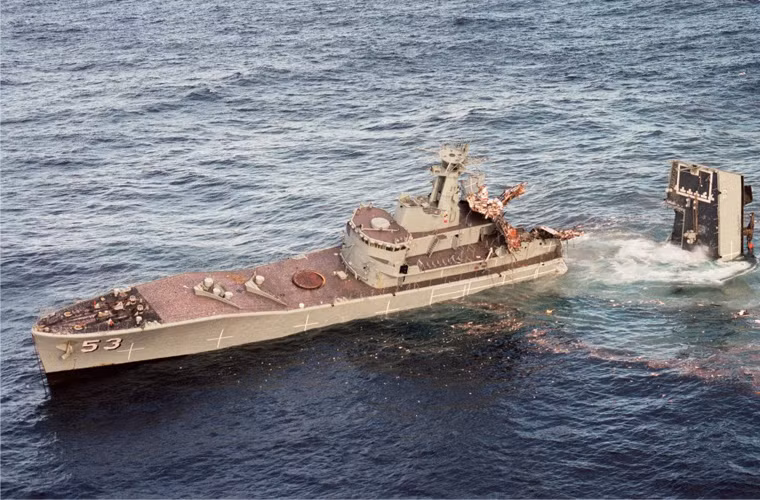 Phần đuôi nhẹ hơn và chìm trước. Phát bắn đã bẻ đôi chiếc tàu khu trục như bẻ đôi một chiếc đũa.