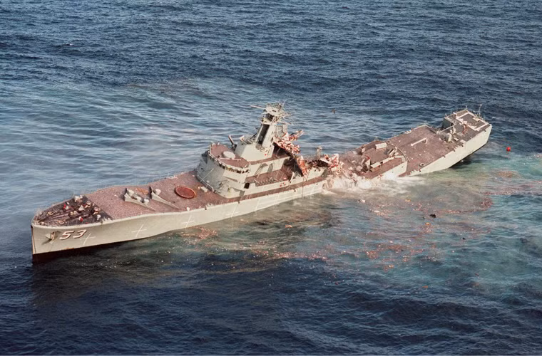 Phần đuôi tàu khu trục bị đứt lìa khỏi thân trước.