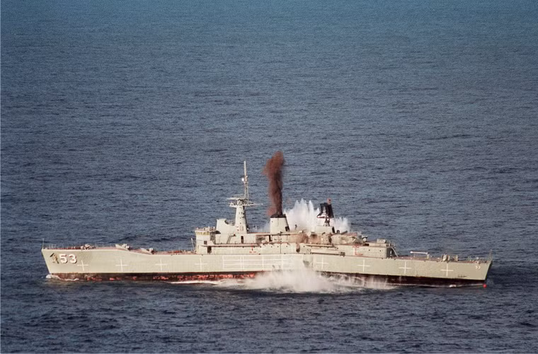 Chẳng cần tới 2-3 quả, chỉ cần một quả ngư lôi 533mm Mk 48 đã tạo ra một khung cảnh khiến người xem ám ảnh bởi sức hủy diệt khủng khiếp. Ảnh: Khoảnh khắc đầu nổ 295kg của ngư lôi Mk48 được kích hoạt.