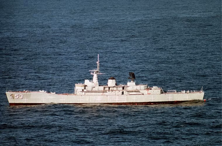Ngày 14/6/1999, chiếc tàu khu trục hộ tống HMAS Torrens (DE 53) của Hải quân Hoàng gia Australia (RAN) bị đem ra là mục tiêu bắn thử ngư lôi 533mm Mk 48 Mod 4 phóng từ tàu ngầm HMAS Farncomb.