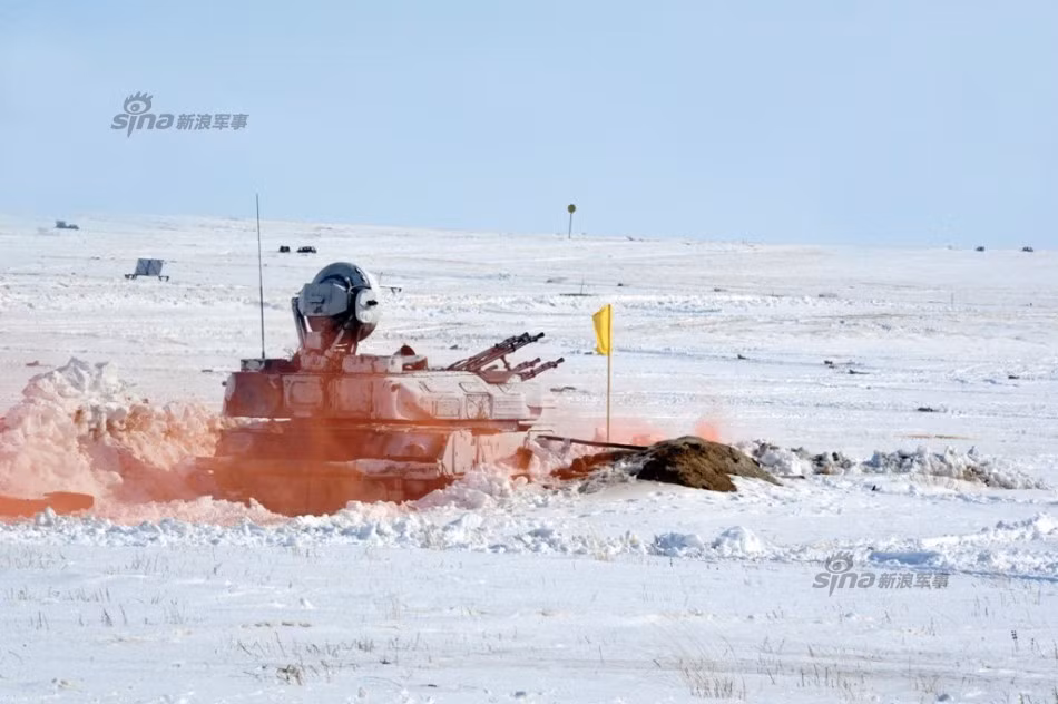 Lực lượng mặt đất “vô tư tiến công” mà không sợ quân địch nhờ các hệ thống ZSU-23-4 liên tục cảnh giới đường không và sẵn sàng phun mưa đạn.