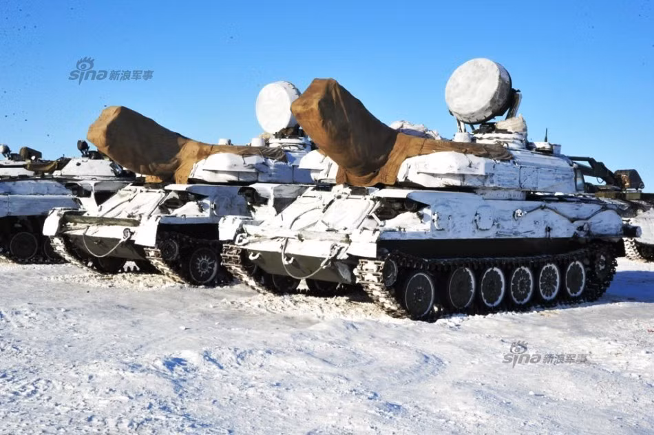 Hàng dài pháo tự hành ZSU-23-4 tại khu trú quân.