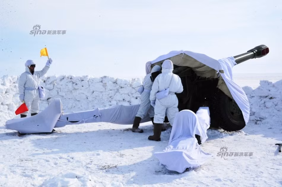 Lựu pháo D20 152mm của Quân đội Kazakhstan chuẩn bị khai hỏa.