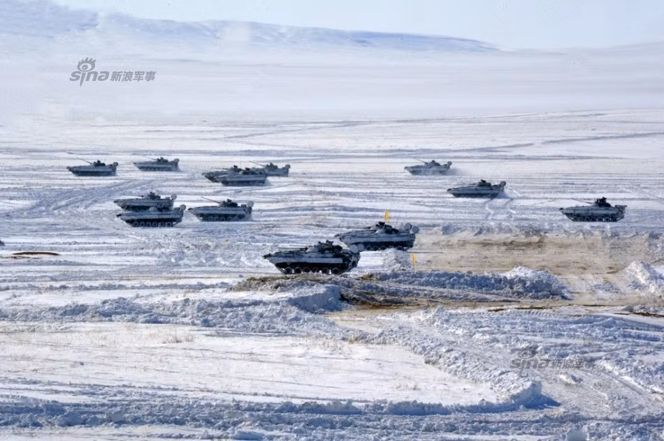 Đội hình xe chiến đấu bộ binh BMP-2 hành quân tiến công trong mùa đông.