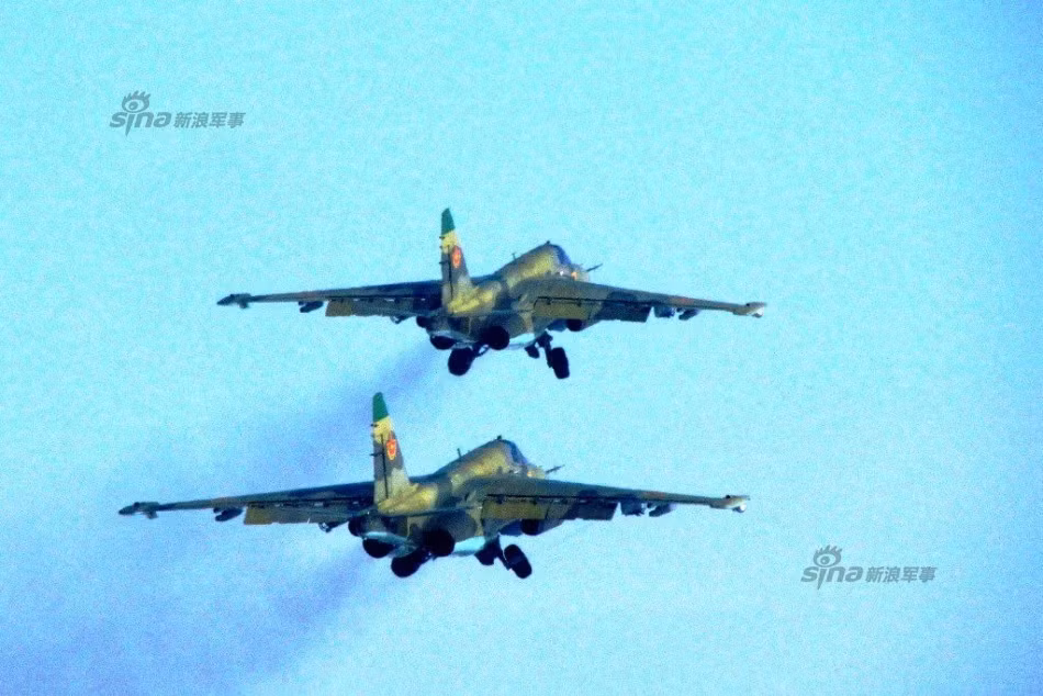 Biên đội cường kích Su-25 cất cánh làm nhiệm vụ.