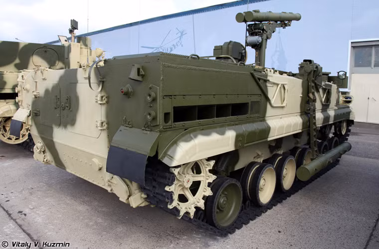 Xe chiến đấu 9P157-2 của hệ thống Khrizantema-S được thiết kế trên khung gầm xe chiến đấu bộ binh BMP-3 với đặc điểm là cơ động cao. Xe được trang bị động cơ diesel tua bin tăng áp UTD-29V10 công suất 500 mã lực với hệ thống treo thủy lực khí nén đem lại khả năng cơ động tốt trên mọi địa hình. Tốc độ tối đa lên đến 70km/h, dự trữ hành trình 600km.