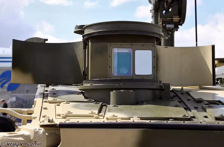 Khrizantema-S được trang bị hệ thống dẫn đường kép gồm kiểu dẫn đường bán tự động laser và tự động hoàn toàn bằng radar (bắn và quên). Hai kênh dẫn bắn này được bảo vệ chống mọi biện pháp gây nhiễu từ đối phương. Đây là khả năng mà hầu như không có hệ thống chống tăng nào trên thế giới có được.