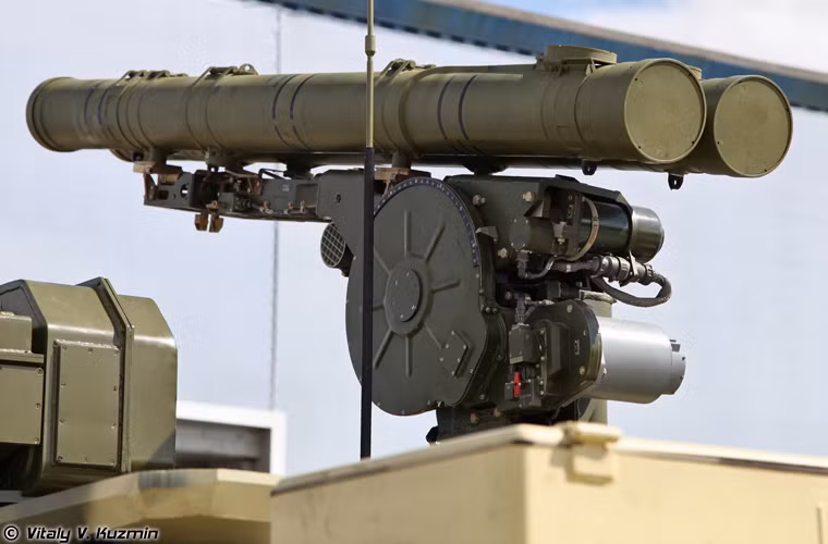 Hệ thống tên lửa chống tăng Khrizantema-S được trang bị hai loại đạn chính gồm: 9M123 (dẫn đường laser) và 9M123-2 (dẫn đường radar). Chúng được trang bị đầu nổ chống tăng kiểu tandem có khả năng xuyên giáp dày 1.100-1.200mm sau giáp phản ứng nổ ERA, tầm bắn 400m tới 6.000km với vận tốc bay 400m/s.