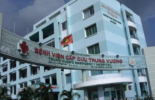 Nhan vien ban sua ke lai giay phut bi dam hang chuc nhat