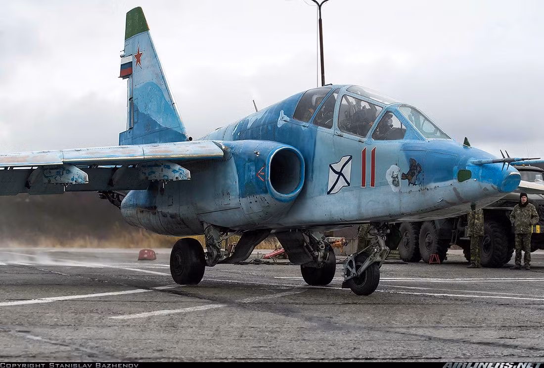 Nhưng hiện tại khi con tàu vẫn đang trong tình trạng sửa chữa và thiếu cơ cấu cáp hãm đà, radar dẫn đường cũng như các hệ thống điện khác thì việc bắt phi công luyện tập trên boong tàu rõ ràng cực kỳ nguy hiểm.