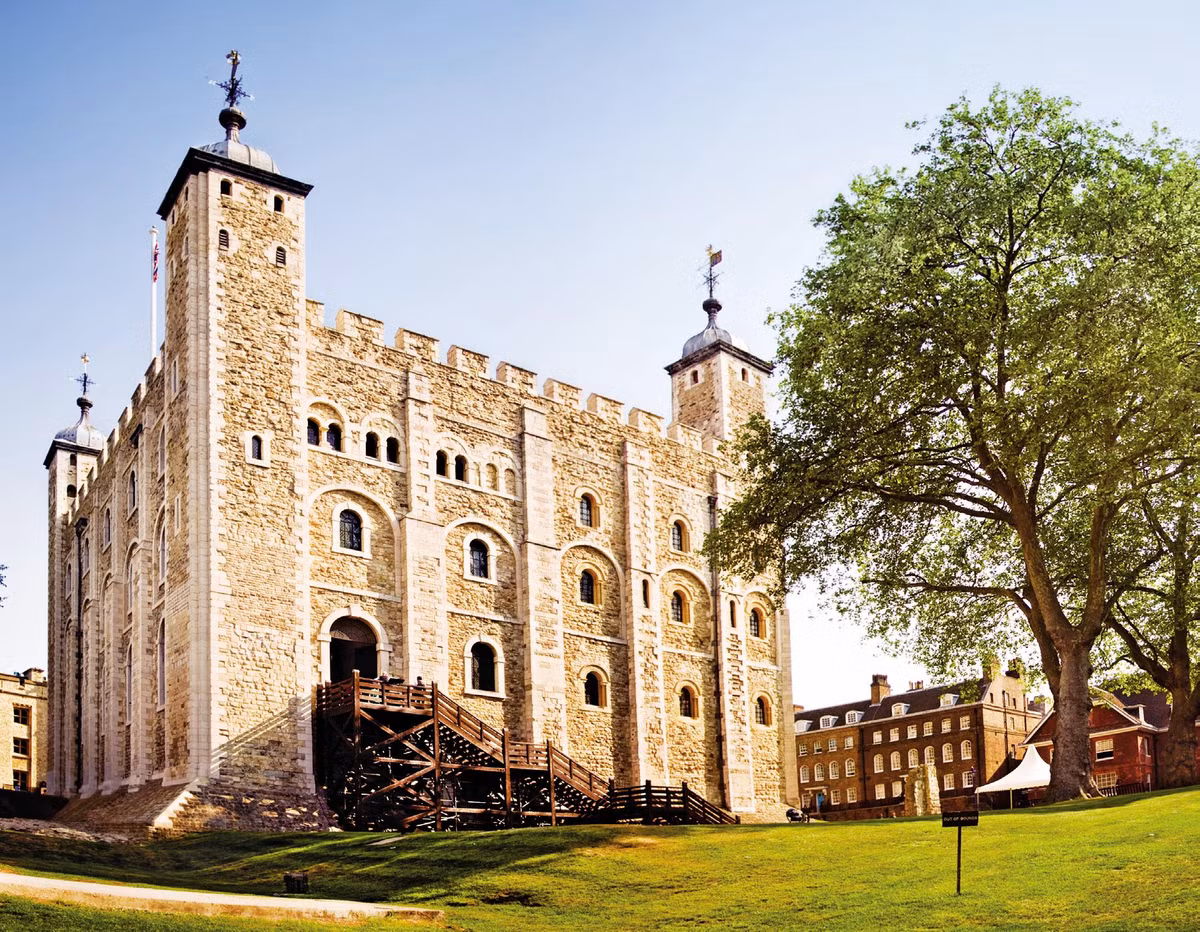 Công trình này được mở rộng ra bởi các vị vua sau đó và đã từng đảm nhiệm các chức năng khác nhau một cung điện hoàng gia, pháo đài và nhà tù dành cho các phạm nhân có địa vị cao. Nữ hoàng Elizabeth của nước Anh cũng từng bị giam tại đây.