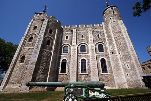 Bên cạnh những nét đẹp tiêu biểu về kiến trúc, lịch sử, tháp London còn thu hút khách tham quan bởi các câu chuyện kì lạ về "hồn ma trong lâu đài". Theo các lời kể, hồn ma của hoàng hậu Anne Boleyn, bị chặt đầu vào năm 1536 do chống lại vua Henry VIII, thường đi quanh tháp, không đầu, mặc áo trắng xóa.