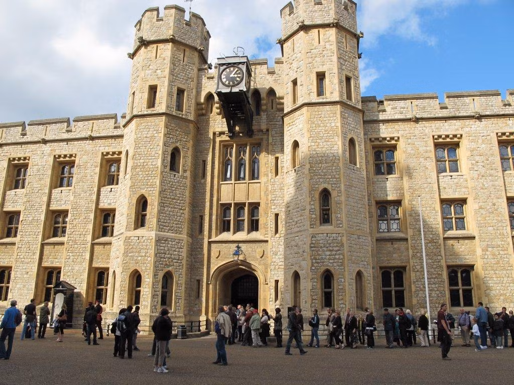 Năm 1988, UNESCO đã công nhận tháp London là Di sản văn hóa thế giới. Du khách có thể ghé thăm công trình này với giá vé là 22 bảng Anh.