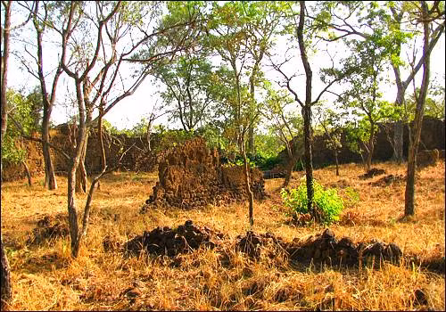 Theo các nhà nghiên cứu, Loropeni là một khu định cư cổ xưa được xây dựng trong giai đoạn thống trị của các vương quốc vùng hạ Sahara.