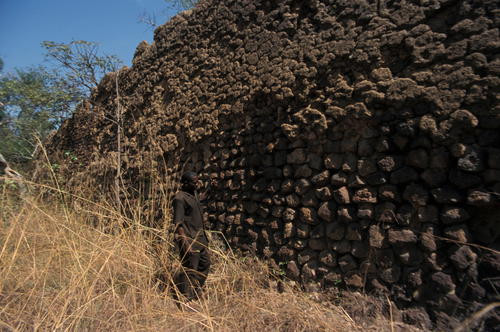 Khu phế tích này trải dài trên diện tích 11.130 mét vuông, bao gồm một hệ thống các bức tường bằng đá tổ ong cao đến 6 mét và một số pháo đài đồ sộ, bao quanh một khu nhà ở bị bỏ hoang có quy mô lớn.