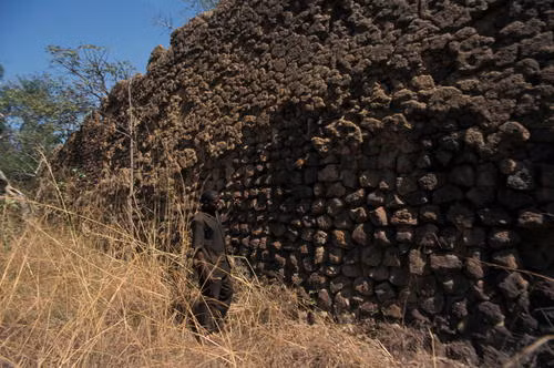 Khu phế tích này trải dài trên diện tích 11.130 mét vuông, bao gồm một hệ thống các bức tường bằng đá tổ ong cao đến 6 mét và một số pháo đài đồ sộ, bao quanh một khu nhà ở bị bỏ hoang có quy mô lớn.