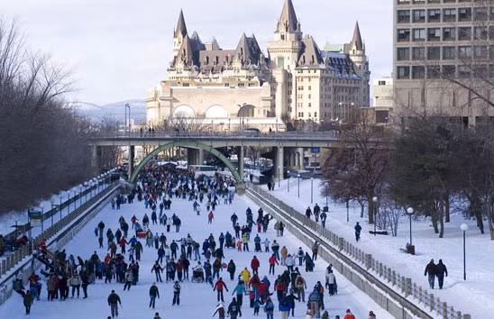 Vào mùa đông Rideau là sân trượt băng dài nhất thế giới.