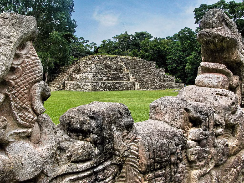 Các biểu tượng trang trí trên bia đá và tượng điêu khắc tại các ngôi đền ở là những tác phẩm nghệ thuật vô cùng tinh tế.