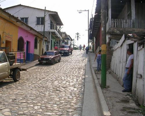 Đi dạo trên những con đường ghép bằng đá ở Copan là một trải nghiệm không thể bỏ qua đối với du khách.