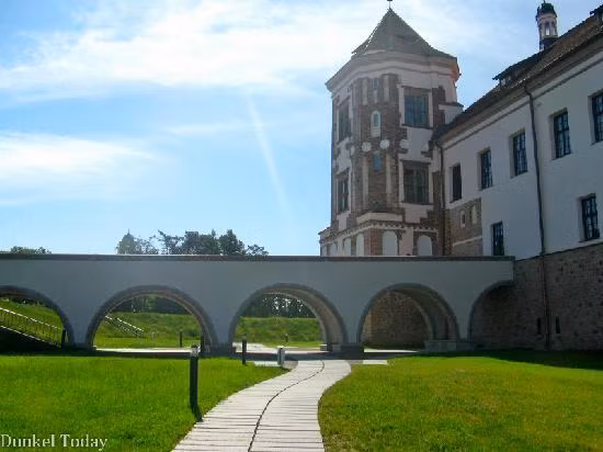 Năm 1939, quần thể lâu đài Mir lại được sửa chữa và xây thêm một số phần mới. Trong lần sửa chữa này kiến trúc sư Teodor Bursze đã thiết kế thêm một công viên nhỏ và một hồ nước bên ngoài lâu đài. Công trình phụ này đã làm tăng vẻ hấp dẫn và lãng mạn cho lâu đài Mir.