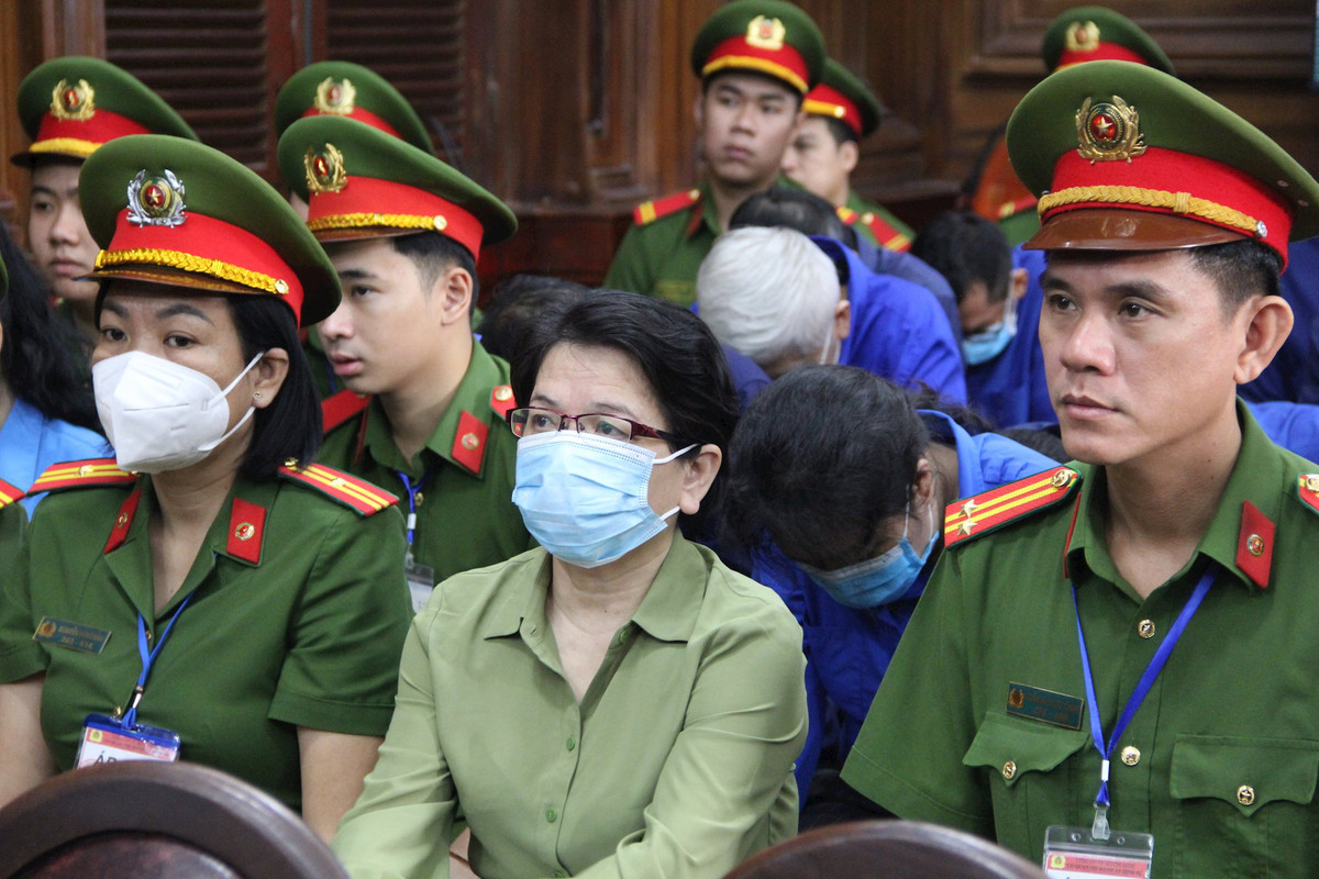  5,2 triệu USD đựng trong 3 thùng xốp trái cây: Trong vụ án Vạn Thịnh Phát, bị cáo Đỗ Thanh Nhàn, cựu Cục trưởng Cục Thanh tra, giám sát ngân hàng II (Cục II, NHNN) bị cáo buộc nhận 5,2 triệu USD của Trương Mỹ Lan, thông qua cựu Tổng giám đốc SCB Võ Tấn Hoàng Văn và một số bị cáo. Trong đó, Văn đã 3 lần đưa 5 triệu USD được chất đầy 3 thùng xốp đựng trái cây cho bà Nhàn. Theo bà Nhàn, khi Văn mang thùng xốp đến và nói là quà tặng, bị cáo không biết bên trong là tiền. Lần khác, bà Nhàn đưa mật khẩu cho Văn lên để bỏ thùng xốp vào nhà, khi biết là tiền đã trả lại nhưng Văn không nhận. 