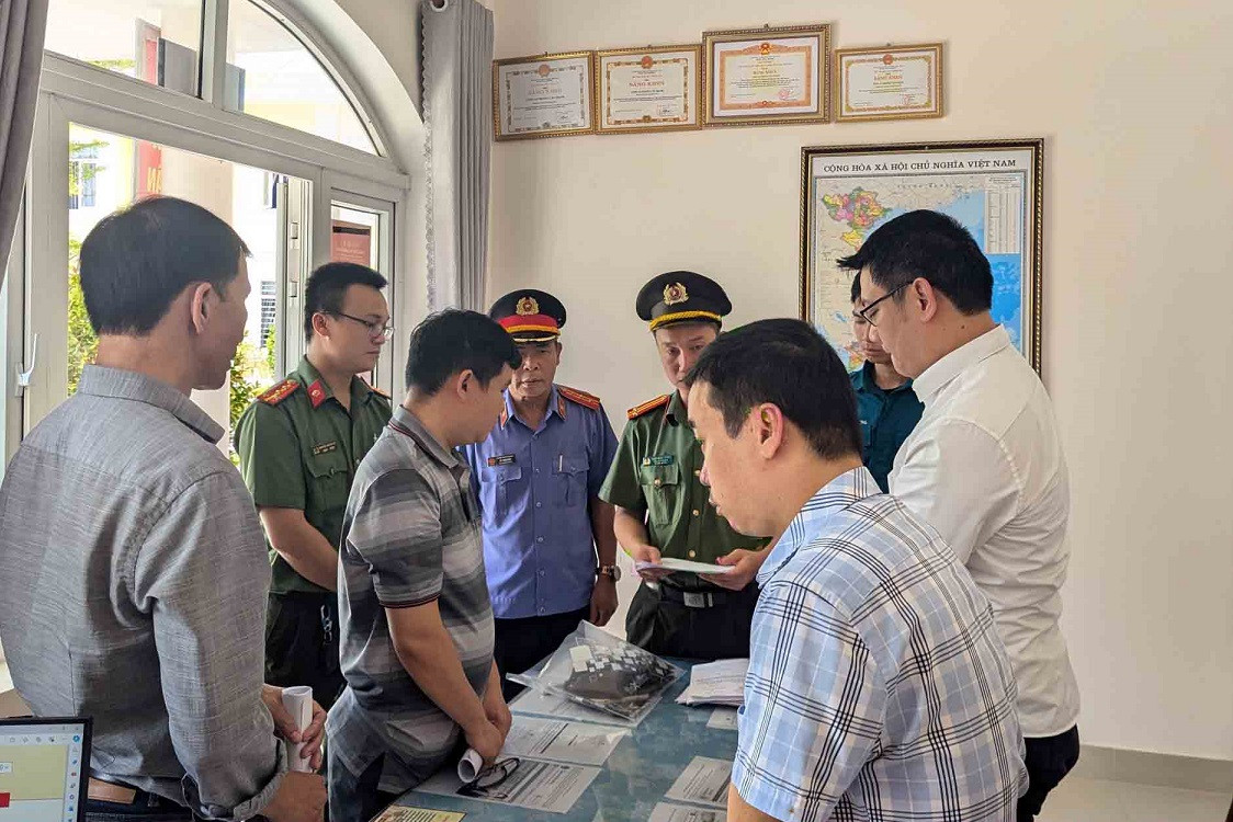 Phó Chánh Văn phòng UBND tỉnh Quảng Trị Lê Châu Long bị bắt - Hình 2 Pho Chanh Van phong UBND tinh Quang Tri Le Chau Long bi bat-Hinh-2