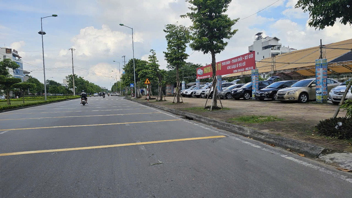 Đáng chú ý trên tuyến đường Trường Chinh xuất hiện nhiều cửa hàng bày bán xe ô tô cũ.
