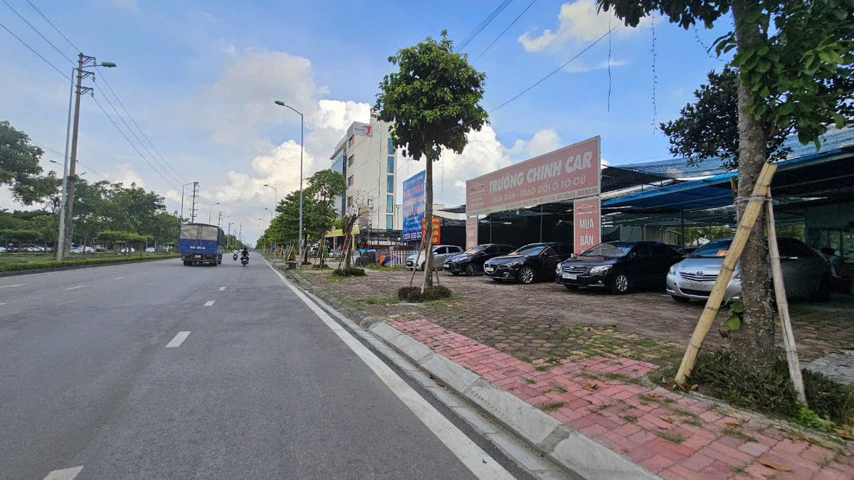 Các cửa hàng bán xe ô tô cũ đa số dựng tạm bợ trên các lô đất chưa xây dựng.